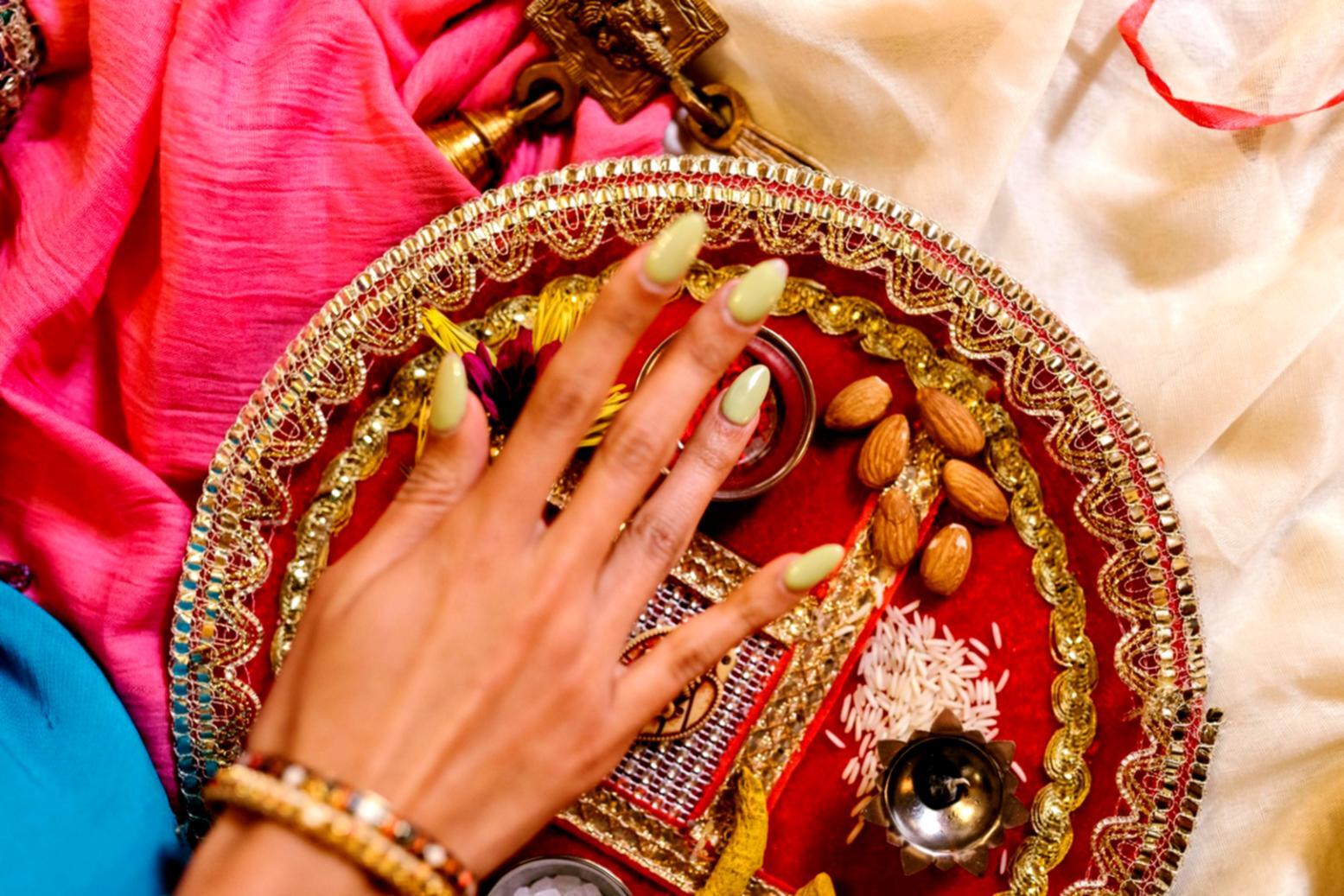 Moderne minimalistische Nageldesigns mit dezenten Akzenten