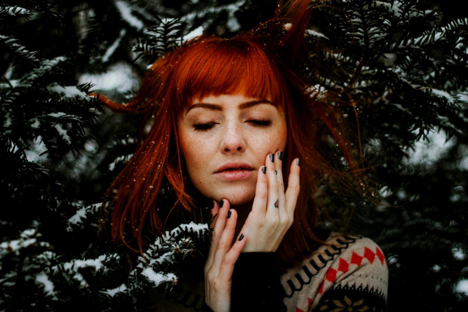 Präzise Nagelpflege und Gestaltung in Aktion